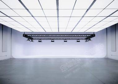 Multipurpose Studio with Height Adjustable Light Ceiling